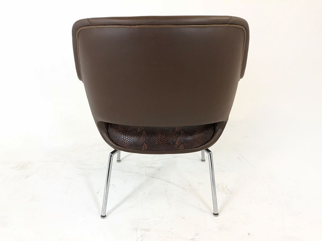 Foto Cocoa Brown Sky Leather Armchair with Snake Cushion 1964