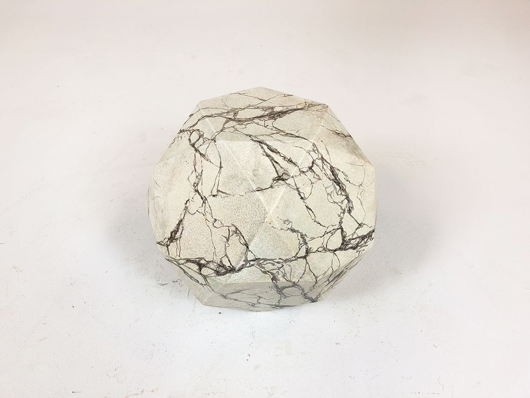 Foto Arty Polyhedron in Marble Look Berlin 2010