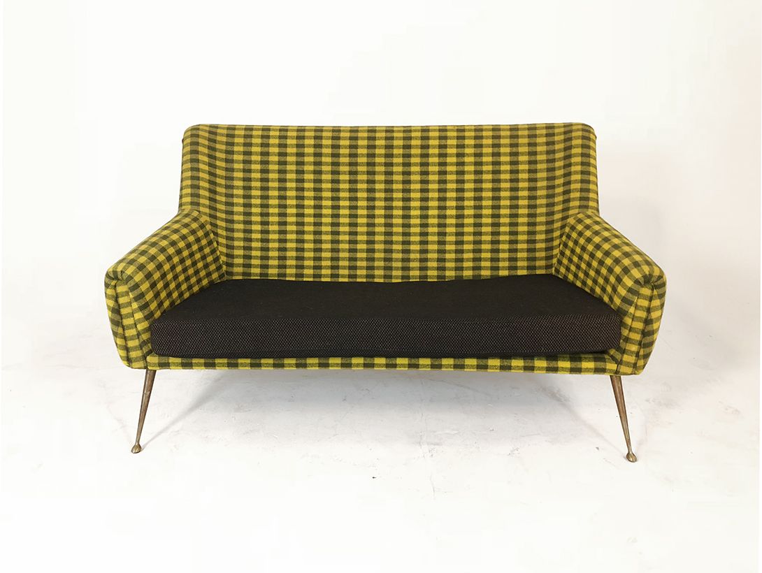 Foto Black and Yellow Plaid Sofa
