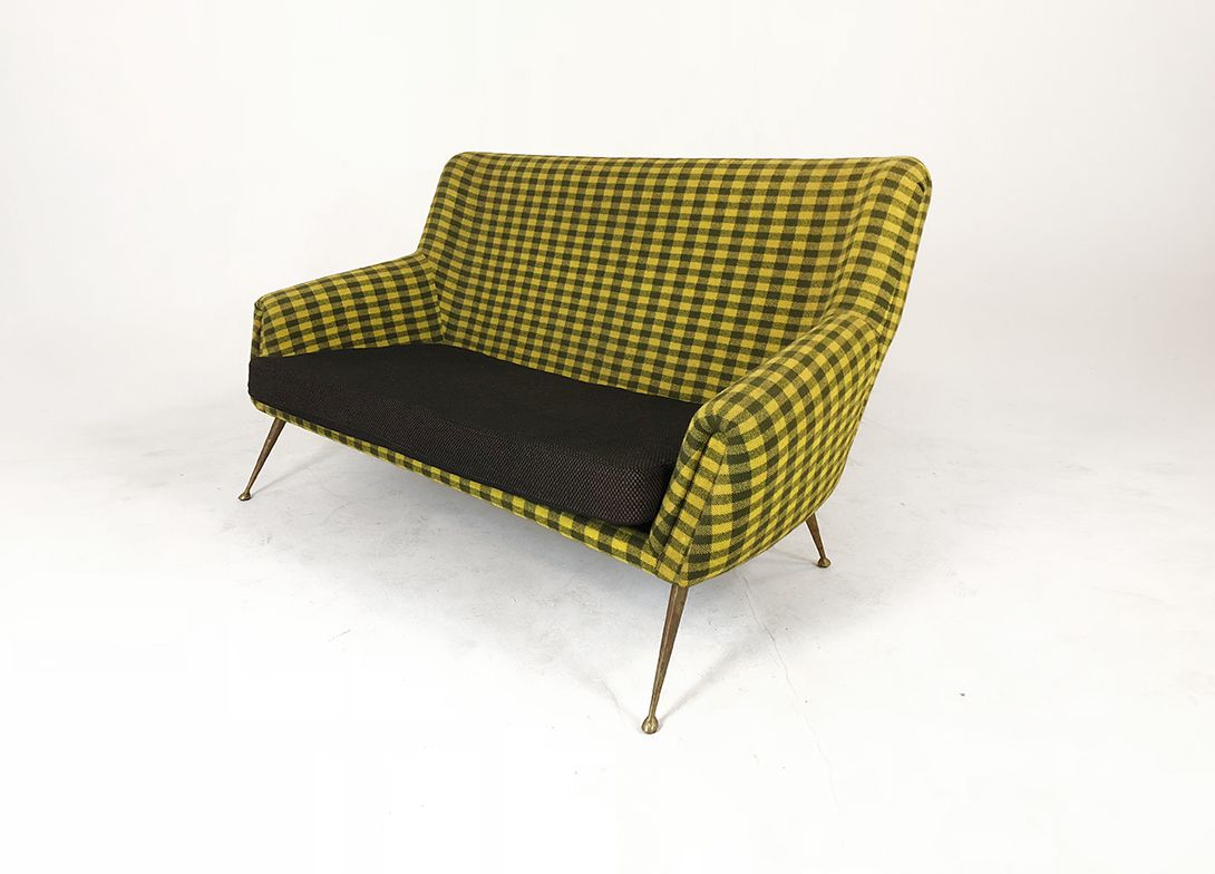 Foto Black and Yellow Plaid Sofa