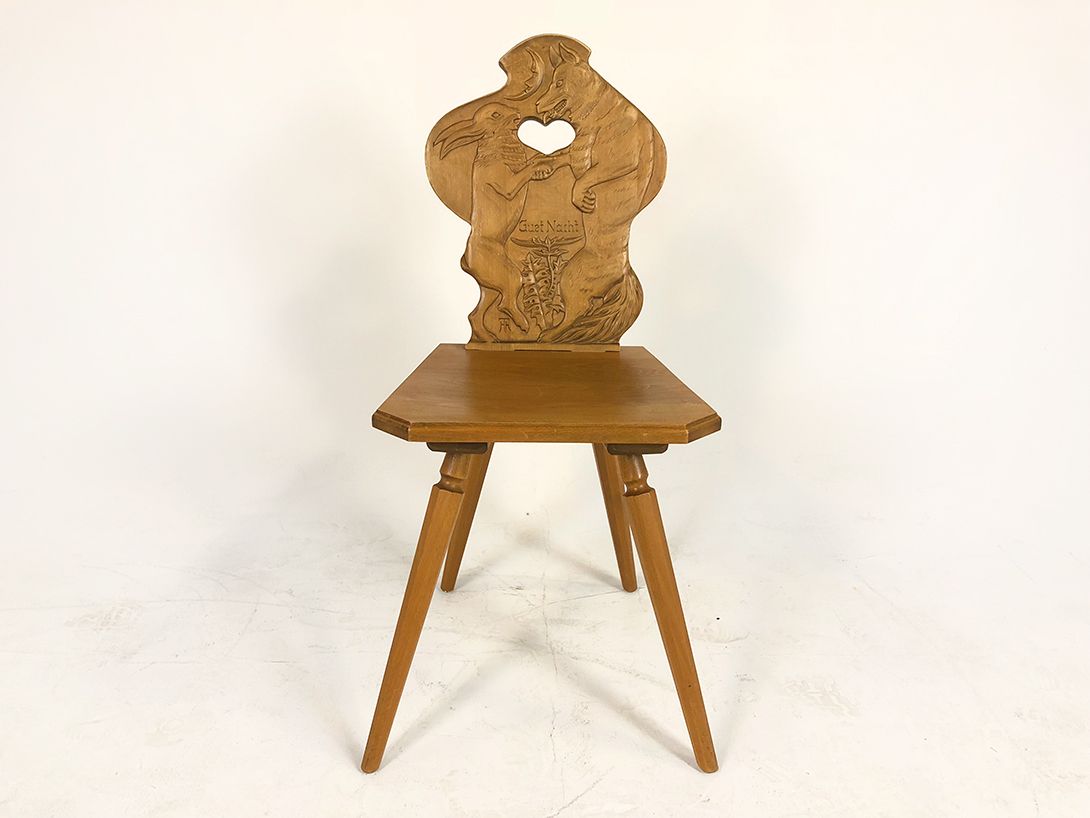 Foto Wooden Chair with Carved Animals