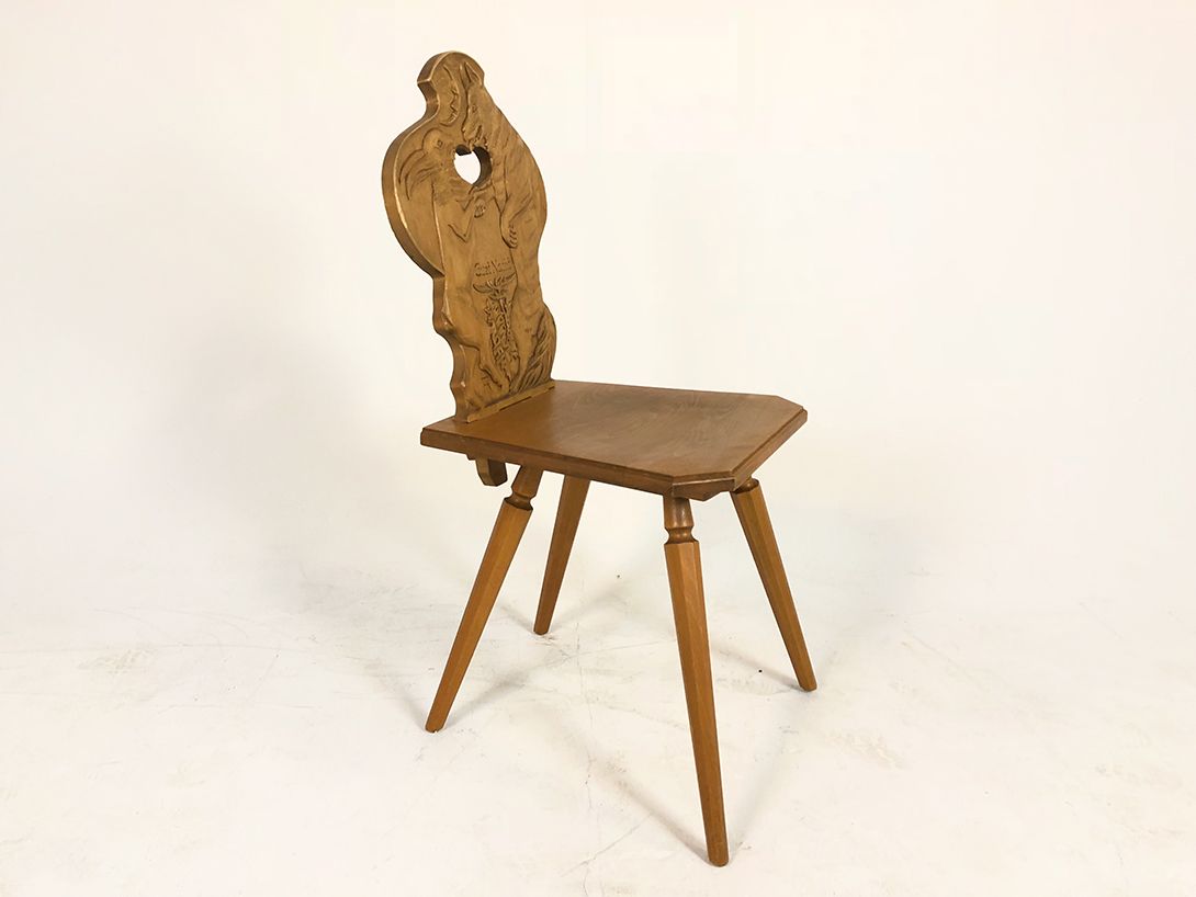 Foto Wooden Chair with Carved Animals