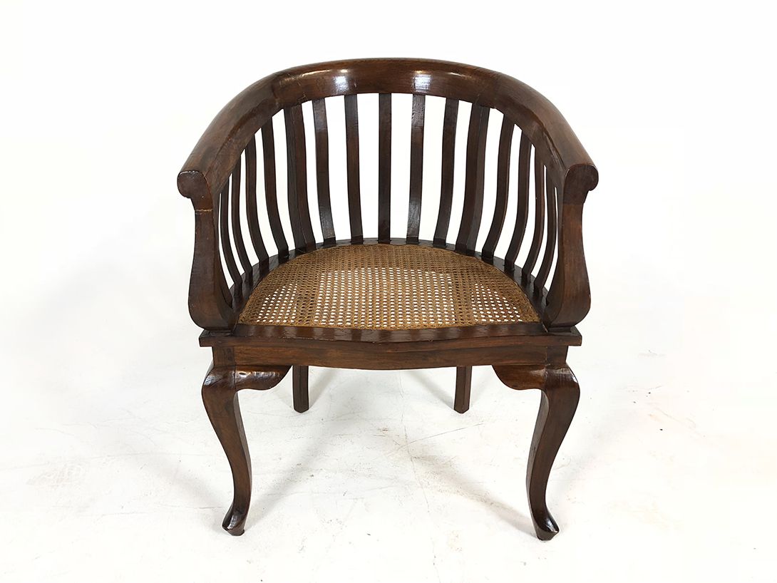 Foto Wide Wooden Armchair with Wicker Seat
