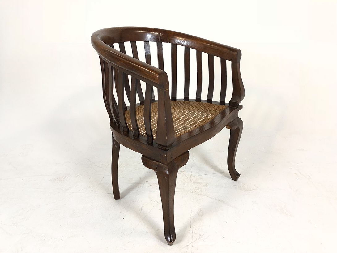 Foto Wide Wooden Armchair with Wicker Seat