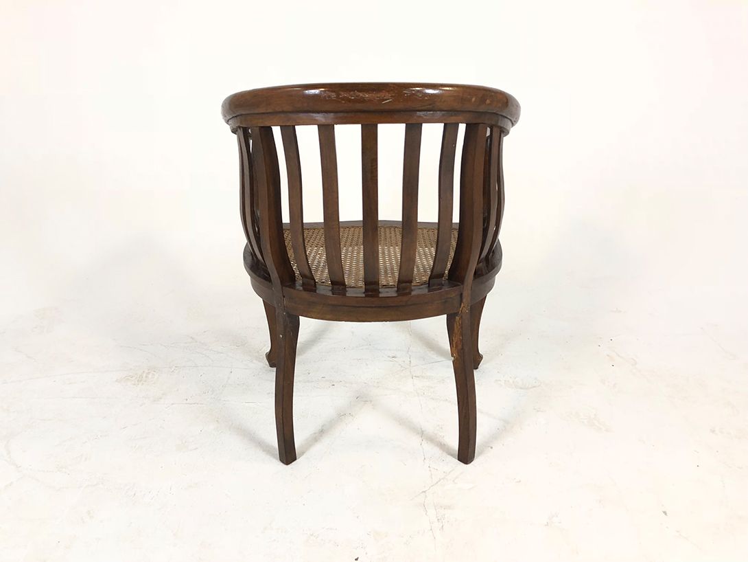 Foto Wide Wooden Armchair with Wicker Seat