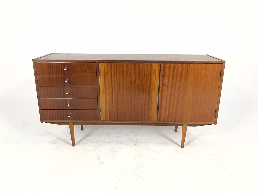 Foto Shiny Wooden Sideboard with Pictures On the Back w150 *N