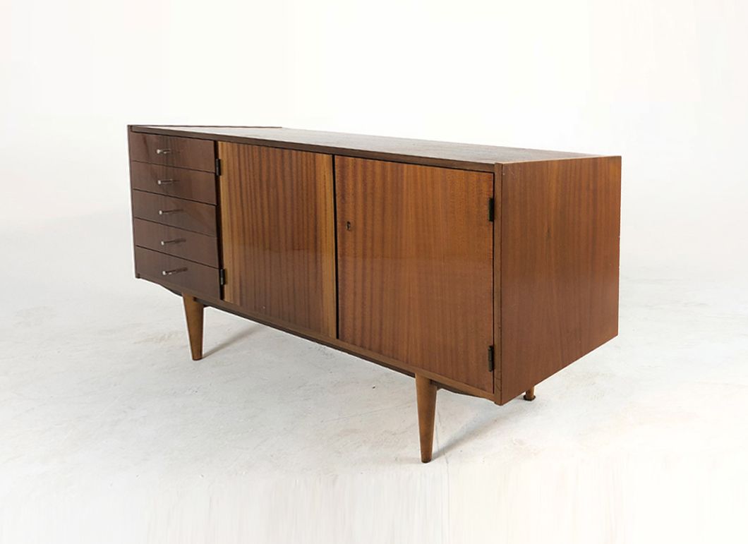 Foto Shiny Wooden Sideboard with Pictures On the Back w150 *N