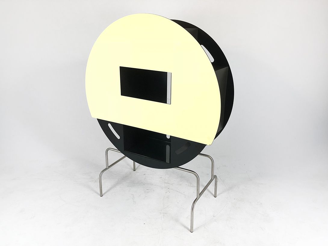 Foto Round Midcentury Shelf in Black and Broken White