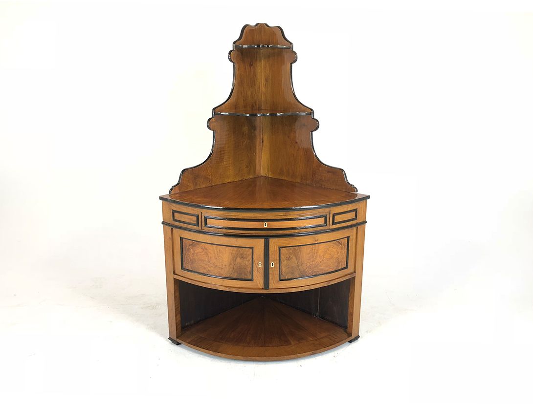 Foto Shiny Wooden Corner Shelf with Drawers