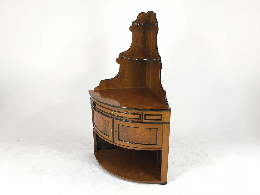 Foto Shiny Wooden Corner Shelf with Drawers