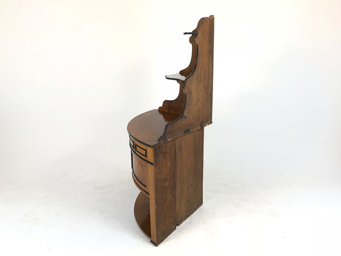 Foto Shiny Wooden Corner Shelf with Drawers