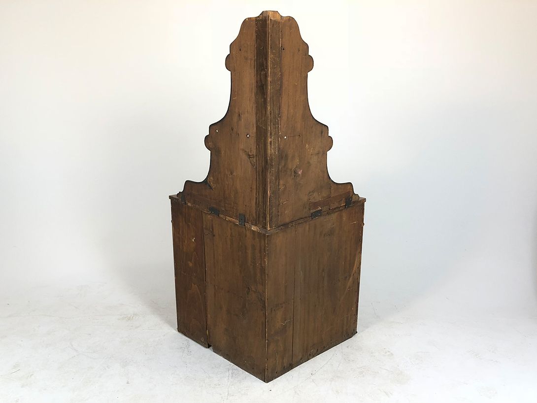 Foto Shiny Wooden Corner Shelf with Drawers