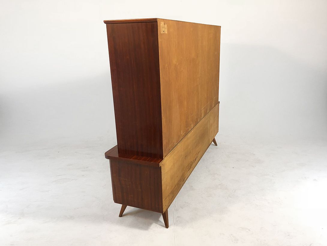 Foto Unique Wooden Cabinet with Glass Shelves Germany *N