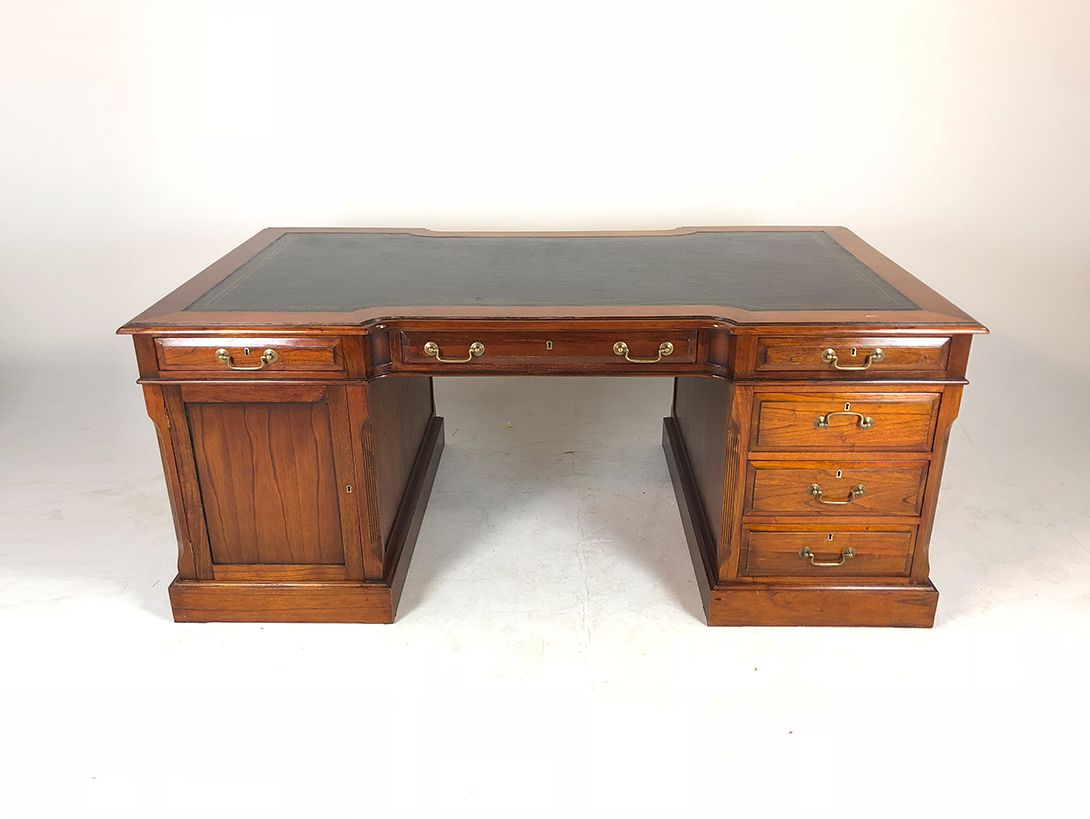 Foto Large Extendible Office Desk with Leather Top