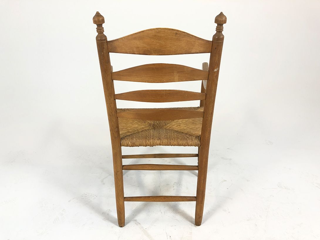 Foto Wooden Armchair with Woven Seat