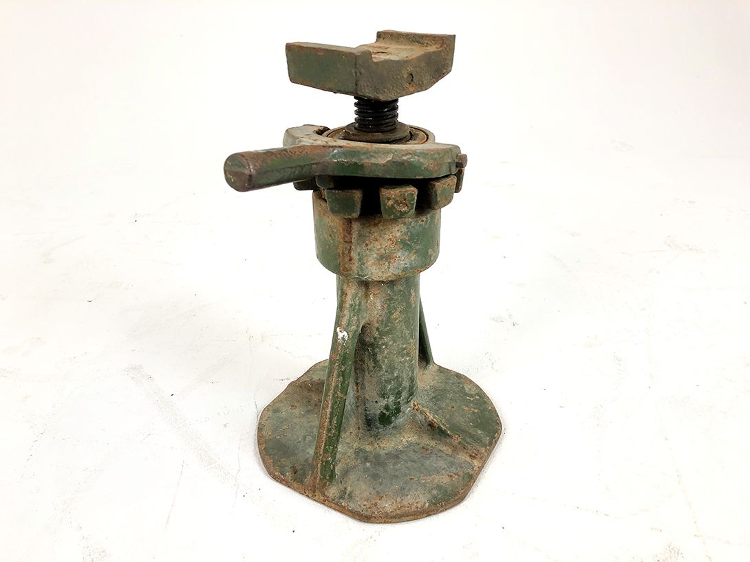 Foto Rusty Anvil-Like Tool