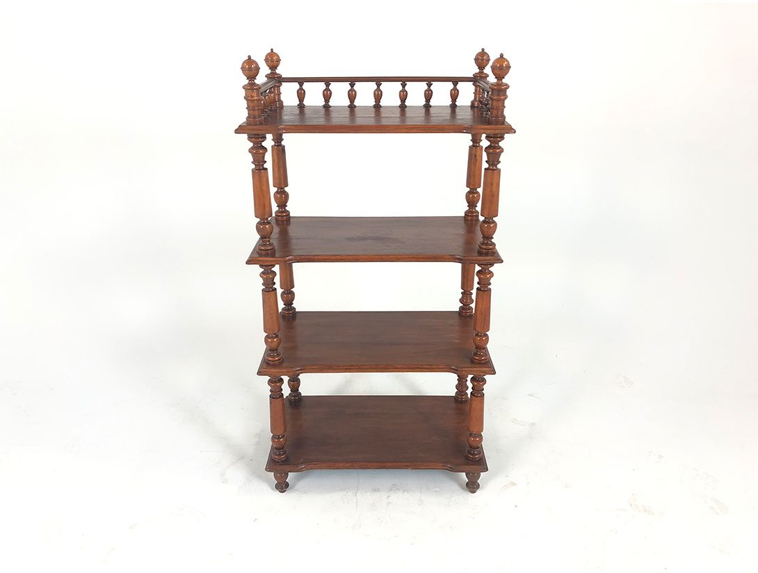 Foto Wooden Shelf with Detailed Frame