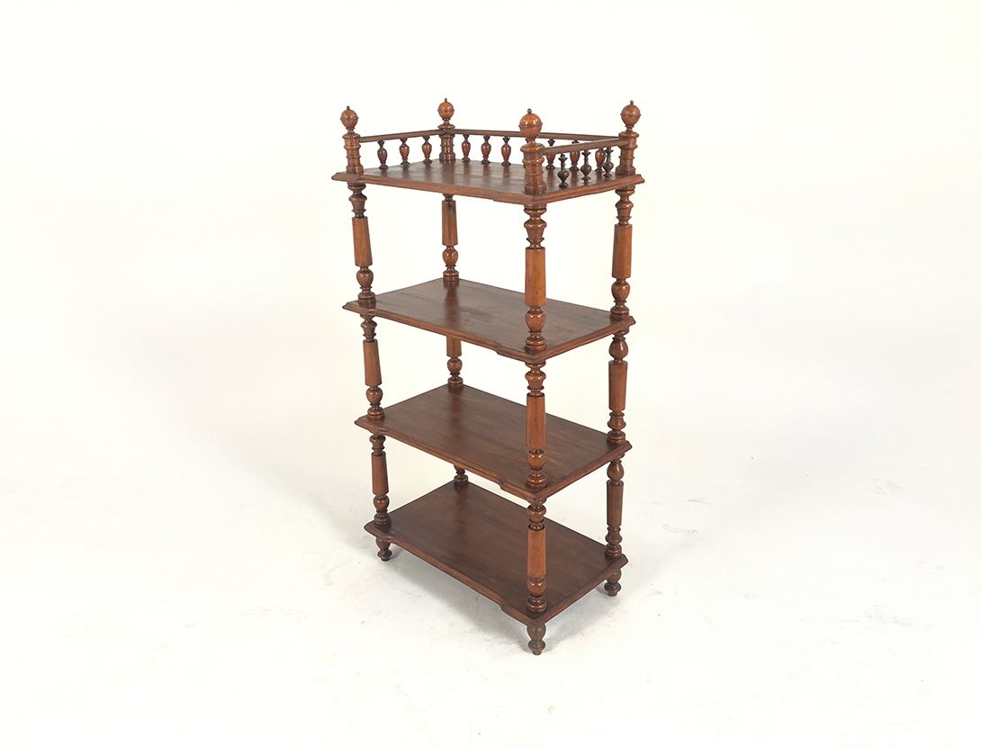 Foto Wooden Shelf with Detailed Frame
