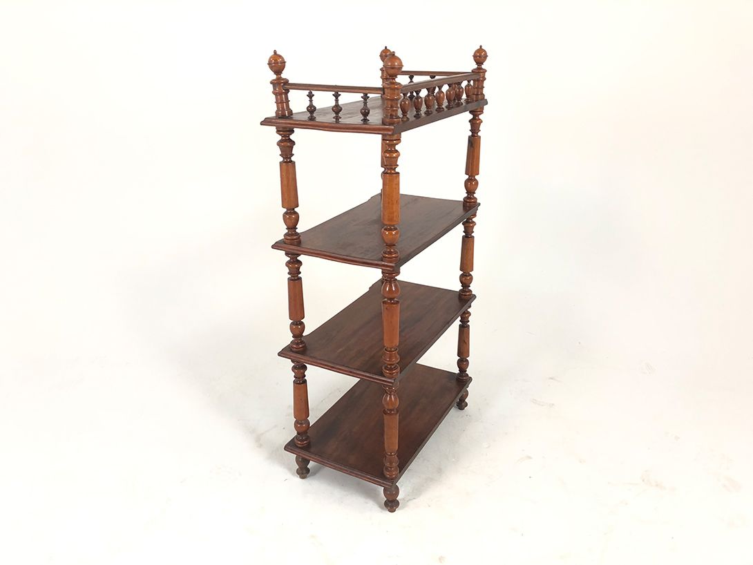Foto Wooden Shelf with Detailed Frame
