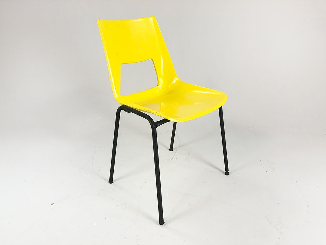 Foto Yellow Metal Chair