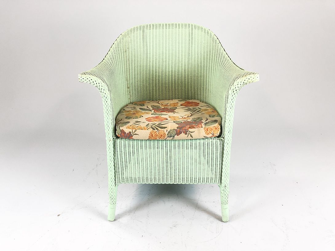 Foto Lloyd Loom Rattan Garden Armchair with Floral Cushion