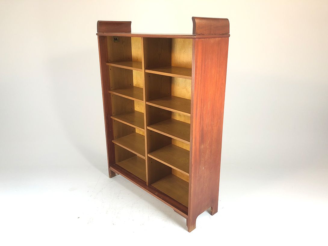 Foto Chestnut Wooden Shelf Cabinet