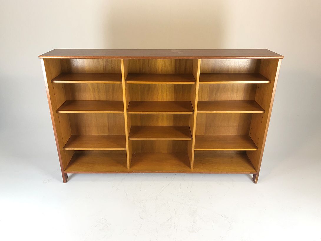 Foto Simple Wooden Shelf
