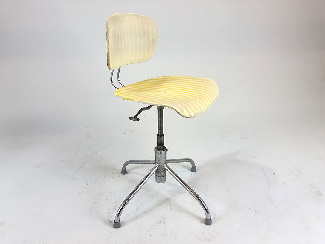 Foto Yellow Striped Swivel Chair
