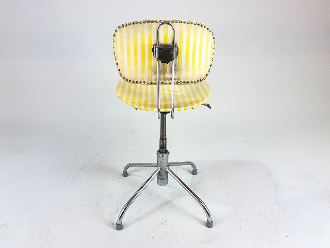 Foto Yellow Striped Swivel Chair