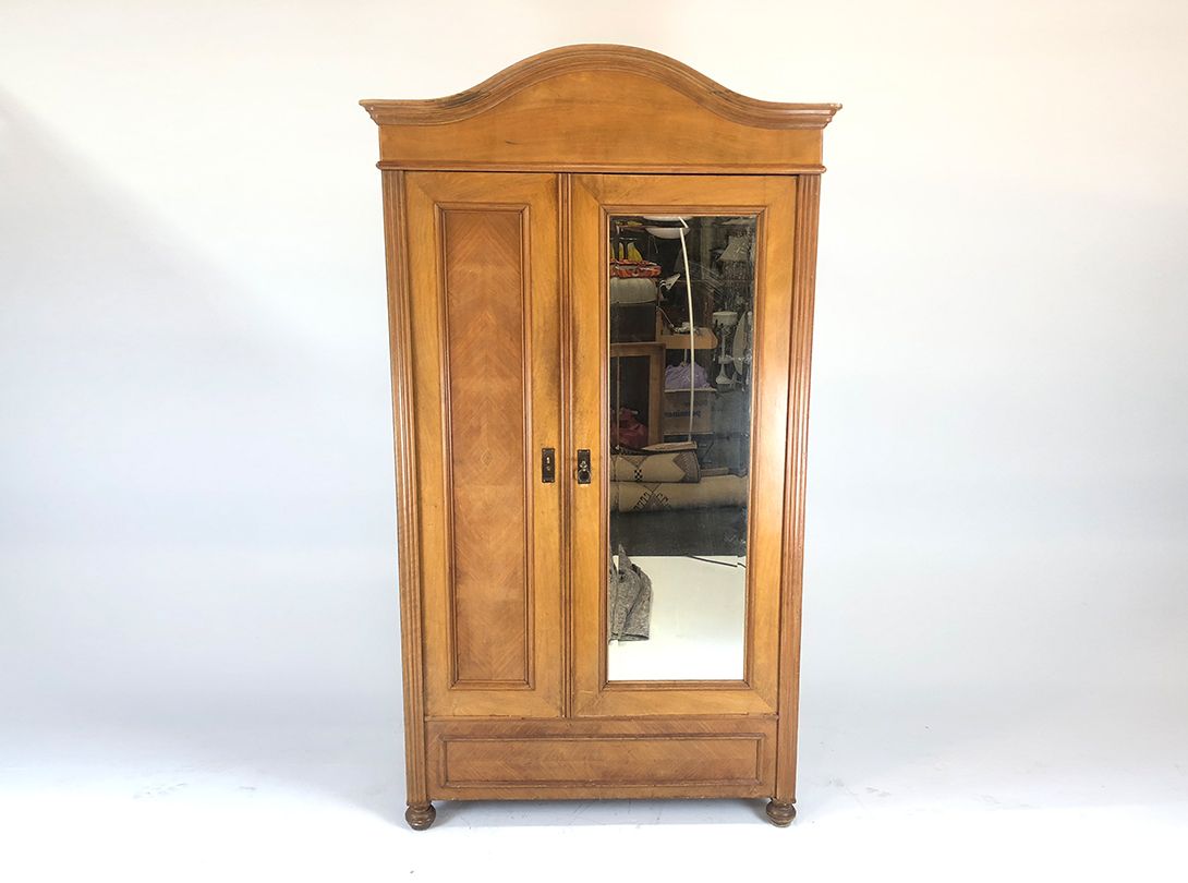 Foto Traditional Walnut Wooden Cabinet with Mirrored Door Dresden 1910