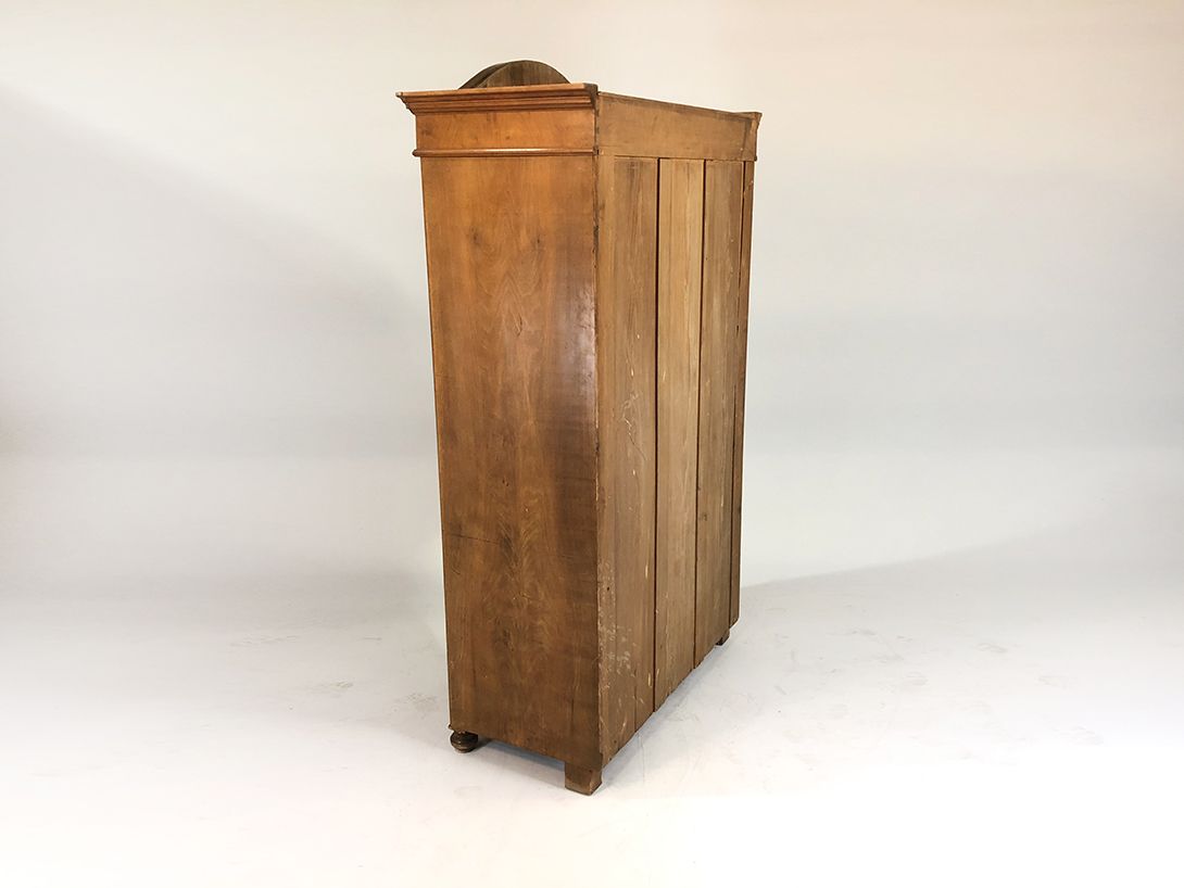 Foto Traditional Walnut Wooden Cabinet with Mirrored Door Dresden 1910