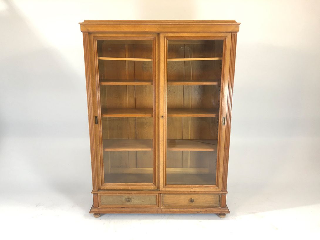 Foto Traditional Wooden Cabinet with Glass Doors
