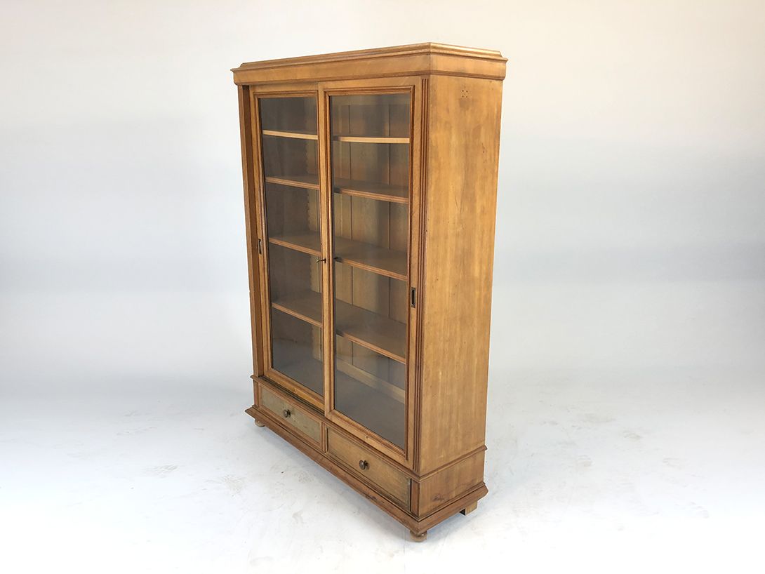 Foto Traditional Wooden Cabinet with Glass Doors