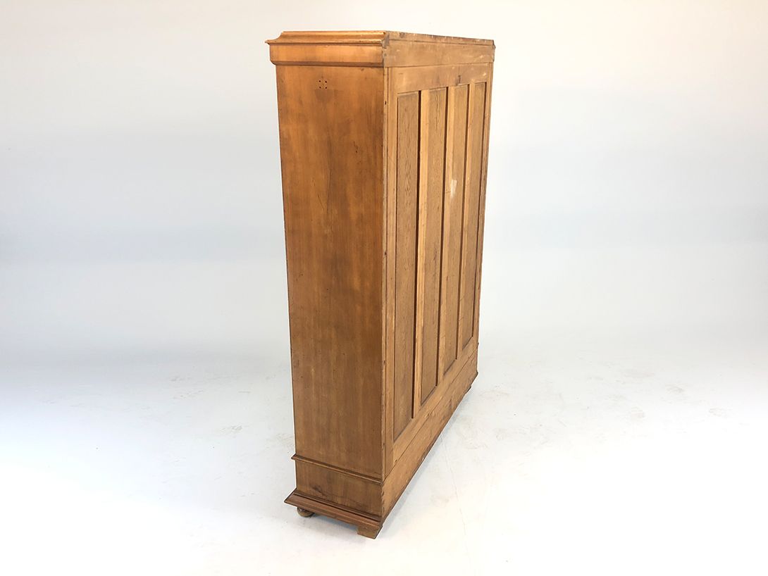 Foto Traditional Wooden Cabinet with Glass Doors