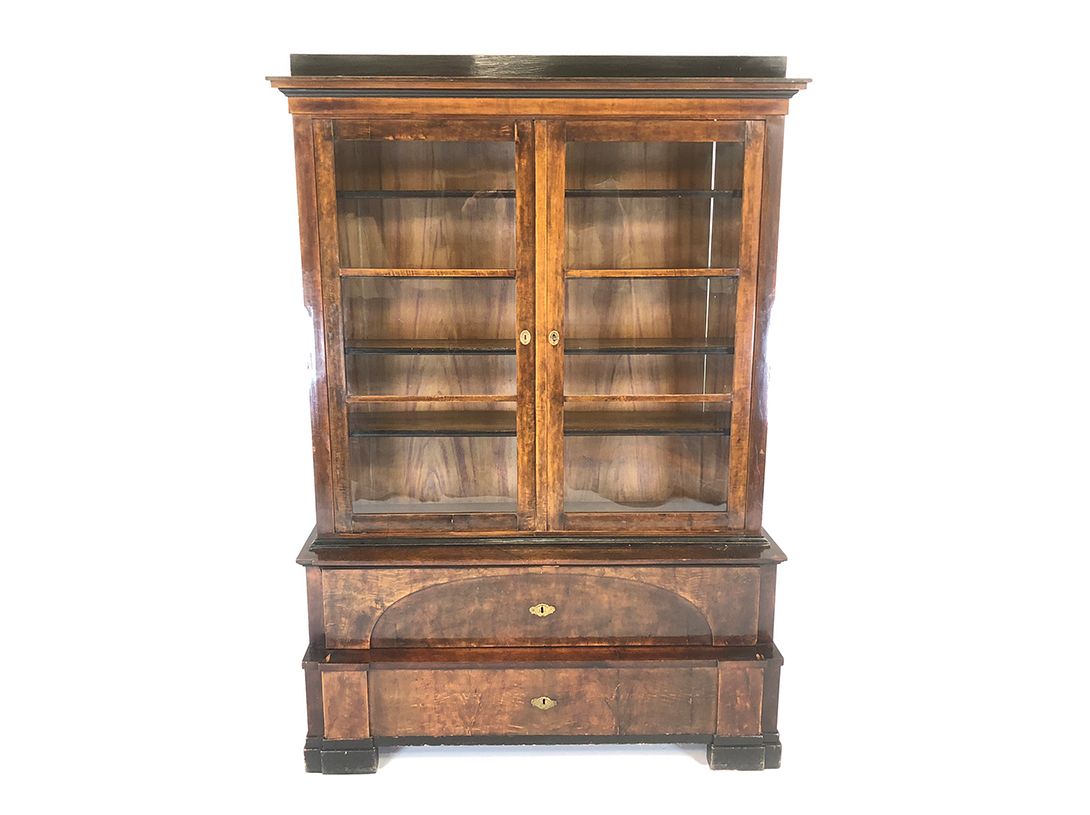 Foto Wooden Royal Cabinet with Glass Doors