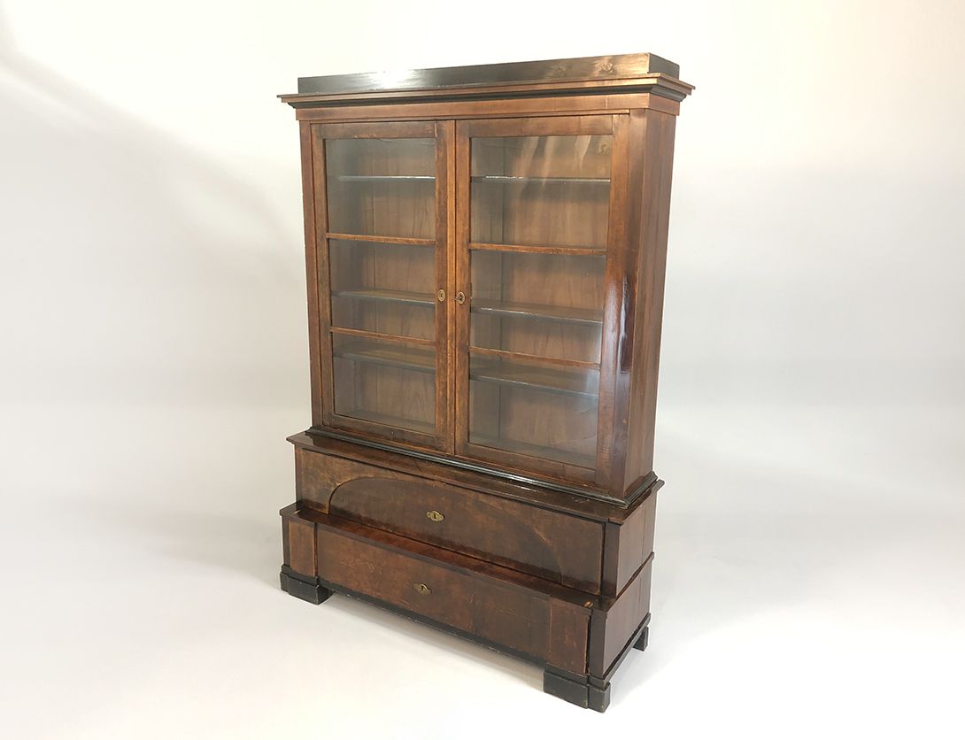 Foto Wooden Royal Cabinet with Glass Doors