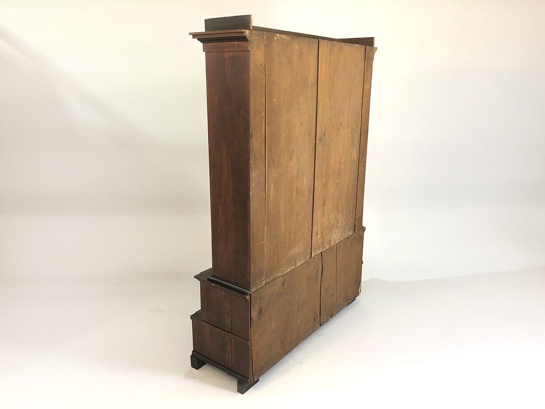 Foto Wooden Royal Cabinet with Glass Doors