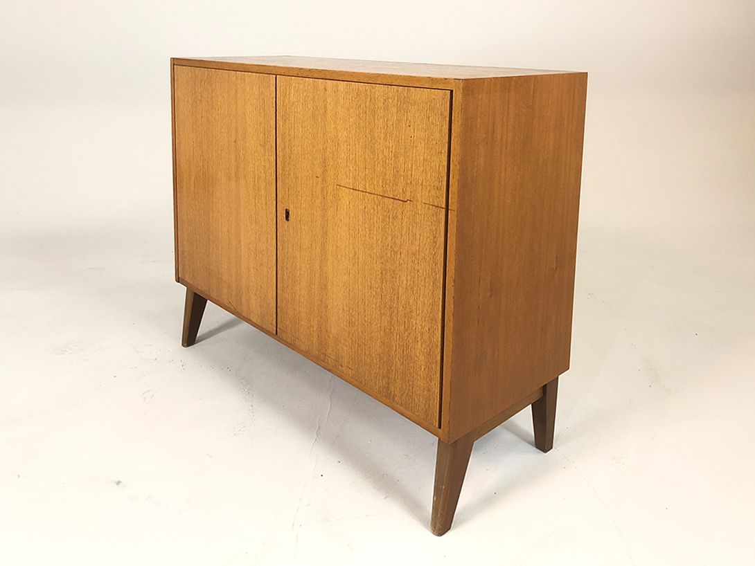 Foto Compact Wooden Sideboard with Doors w88