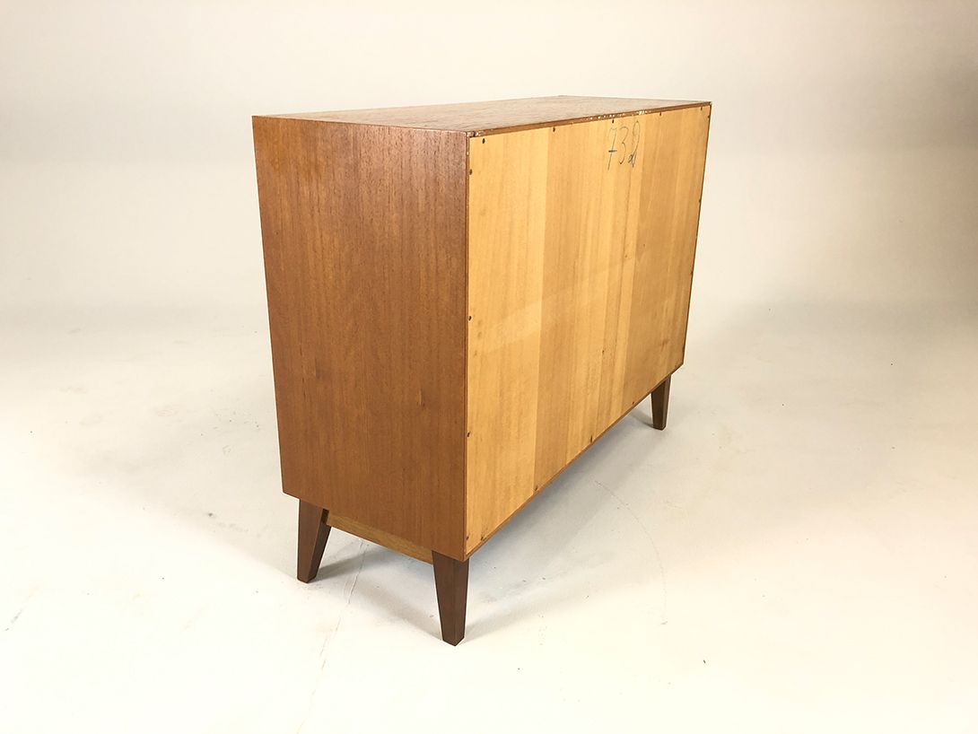 Foto Compact Wooden Sideboard with Doors w88
