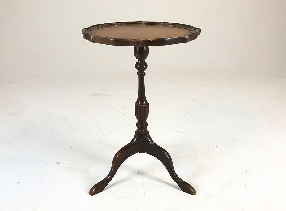 Foto Antique Delicate Wooden Side Table with Ornaments h52x34