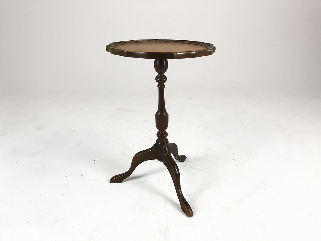 Foto Antique Delicate Wooden Side Table with Ornaments h52x34