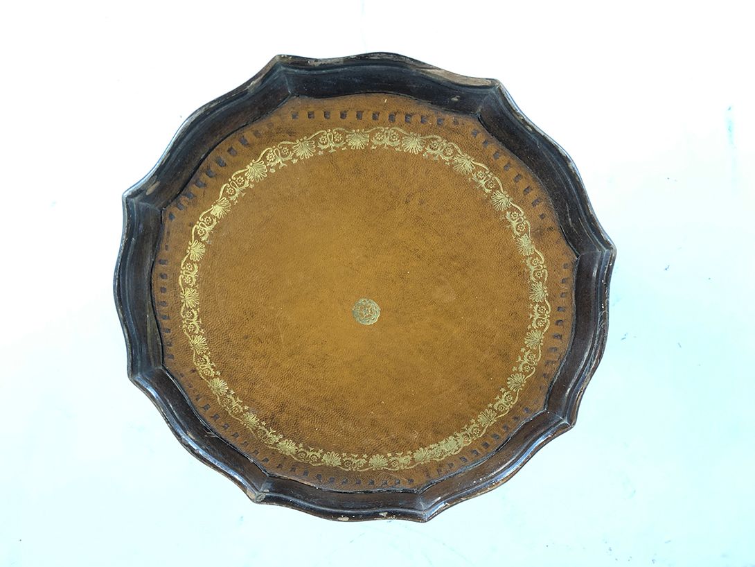 Foto Antique Delicate Wooden Side Table with Ornaments h52x34