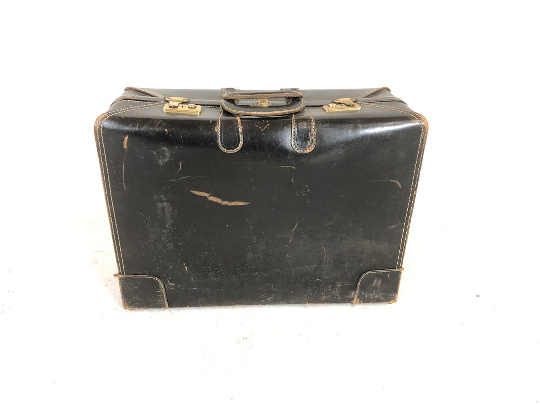 Foto Black Leather Suitcase with Brown Stitching