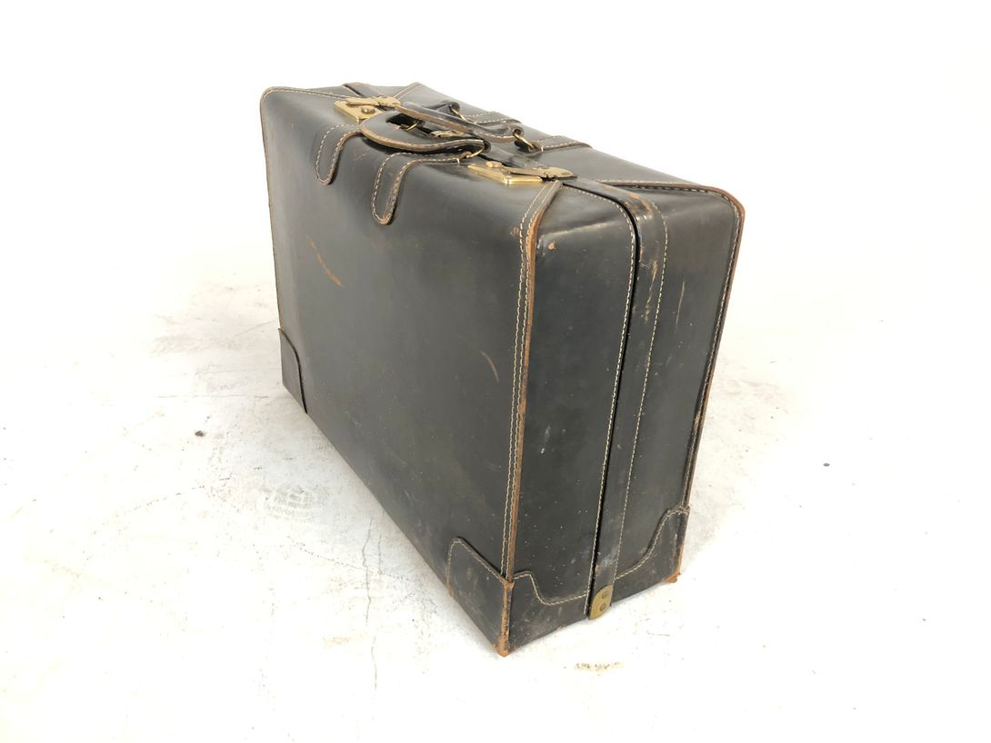 Foto Black Leather Suitcase with Brown Stitching
