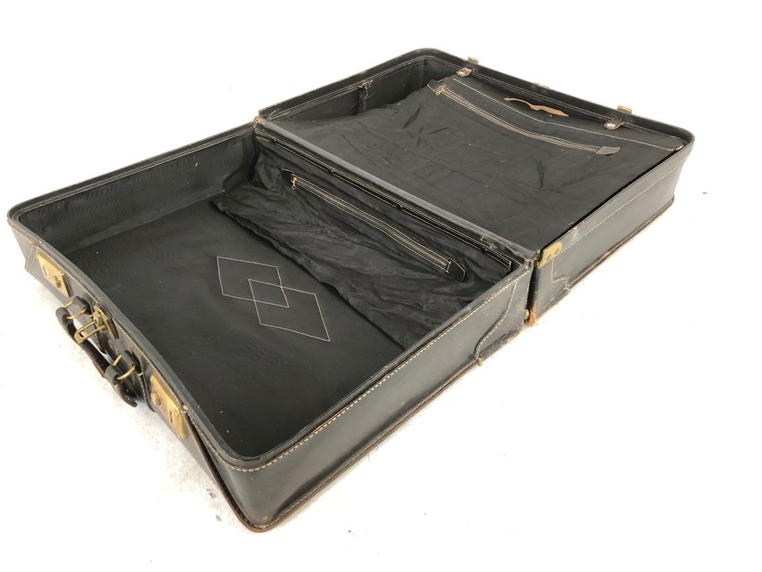 Foto Black Leather Suitcase with Brown Stitching