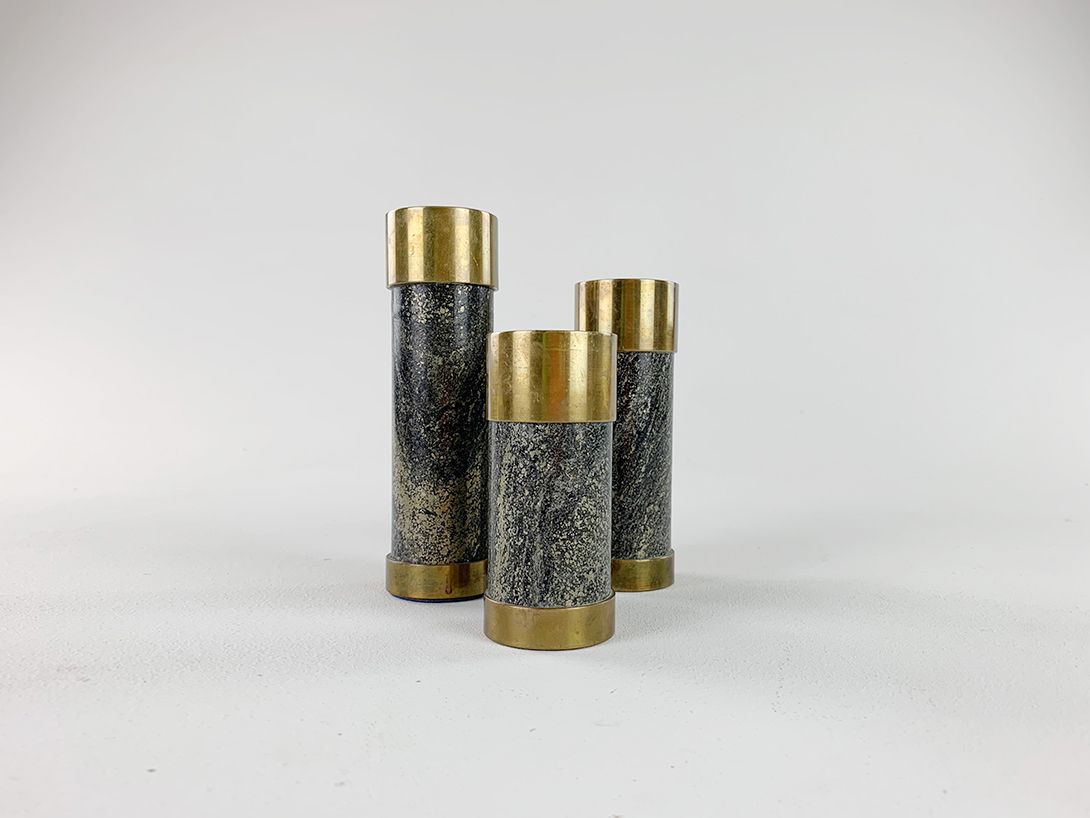Foto Set of Three Marble and Brass Candle Sticks