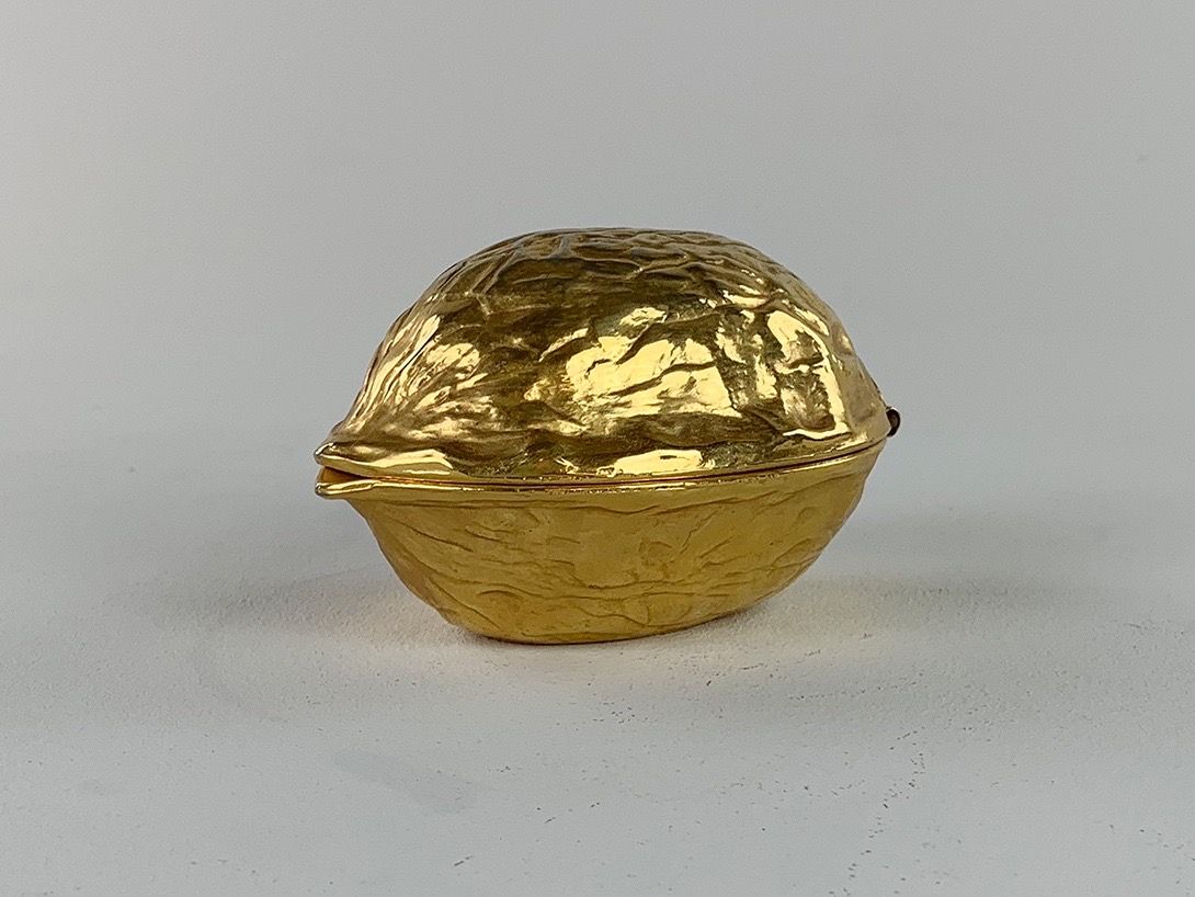 Foto Golden Nut-Shaped Nutcracker