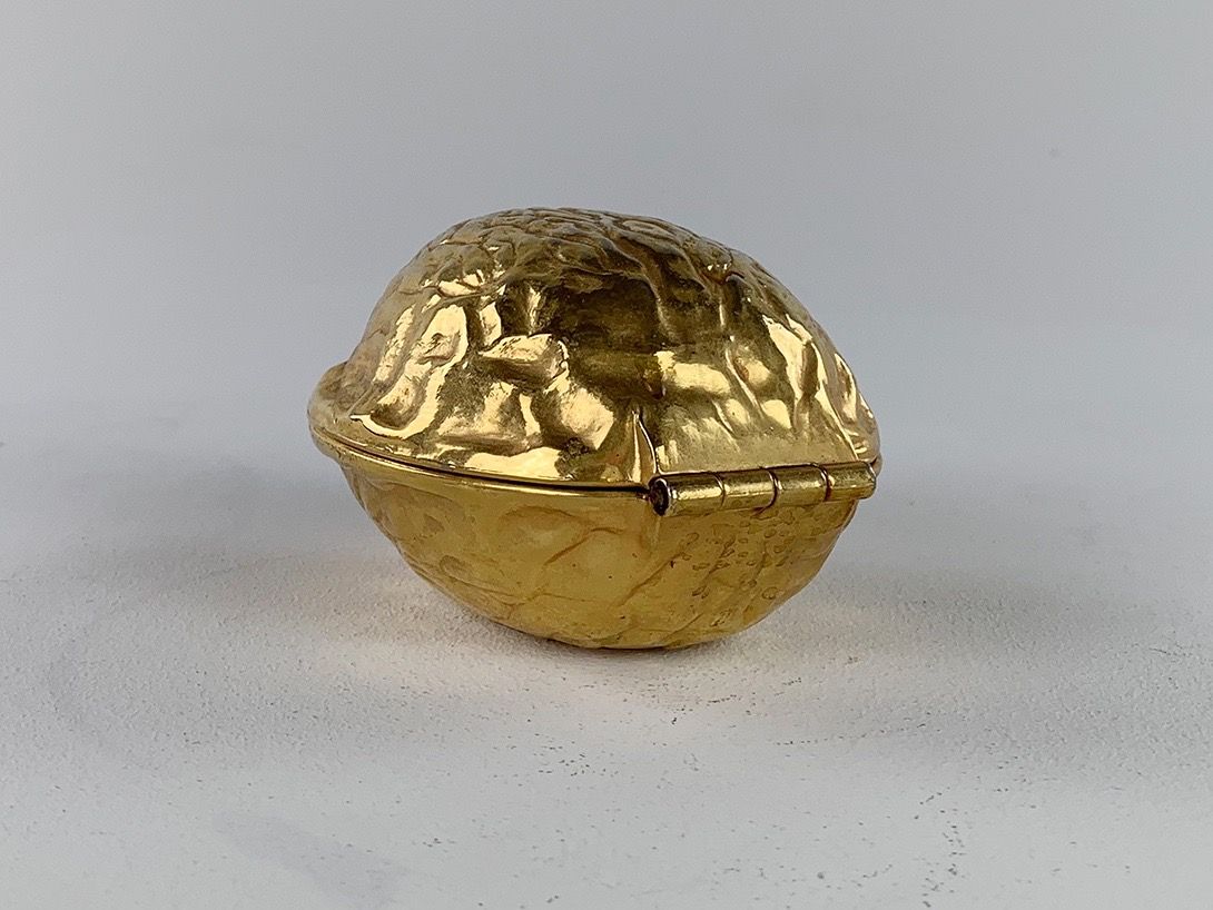 Foto Golden Nut-Shaped Nutcracker