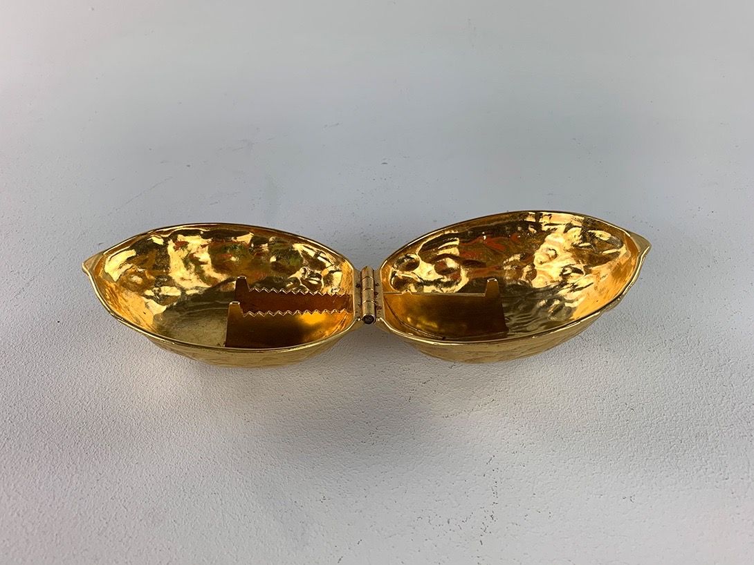 Foto Golden Nut-Shaped Nutcracker