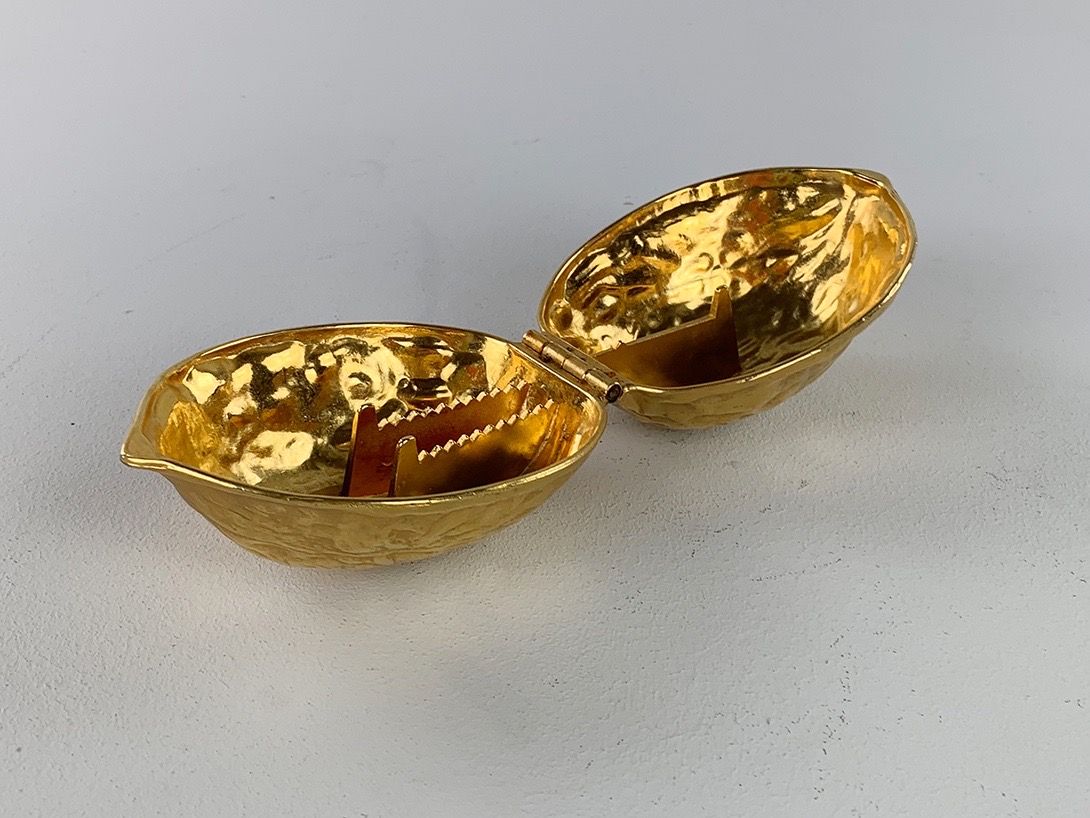 Foto Golden Nut-Shaped Nutcracker